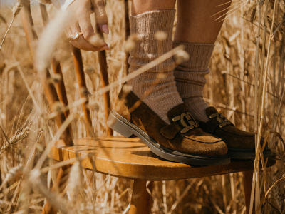 Mocassin femme : nos idées de looks pour l'adopter sans se tromper